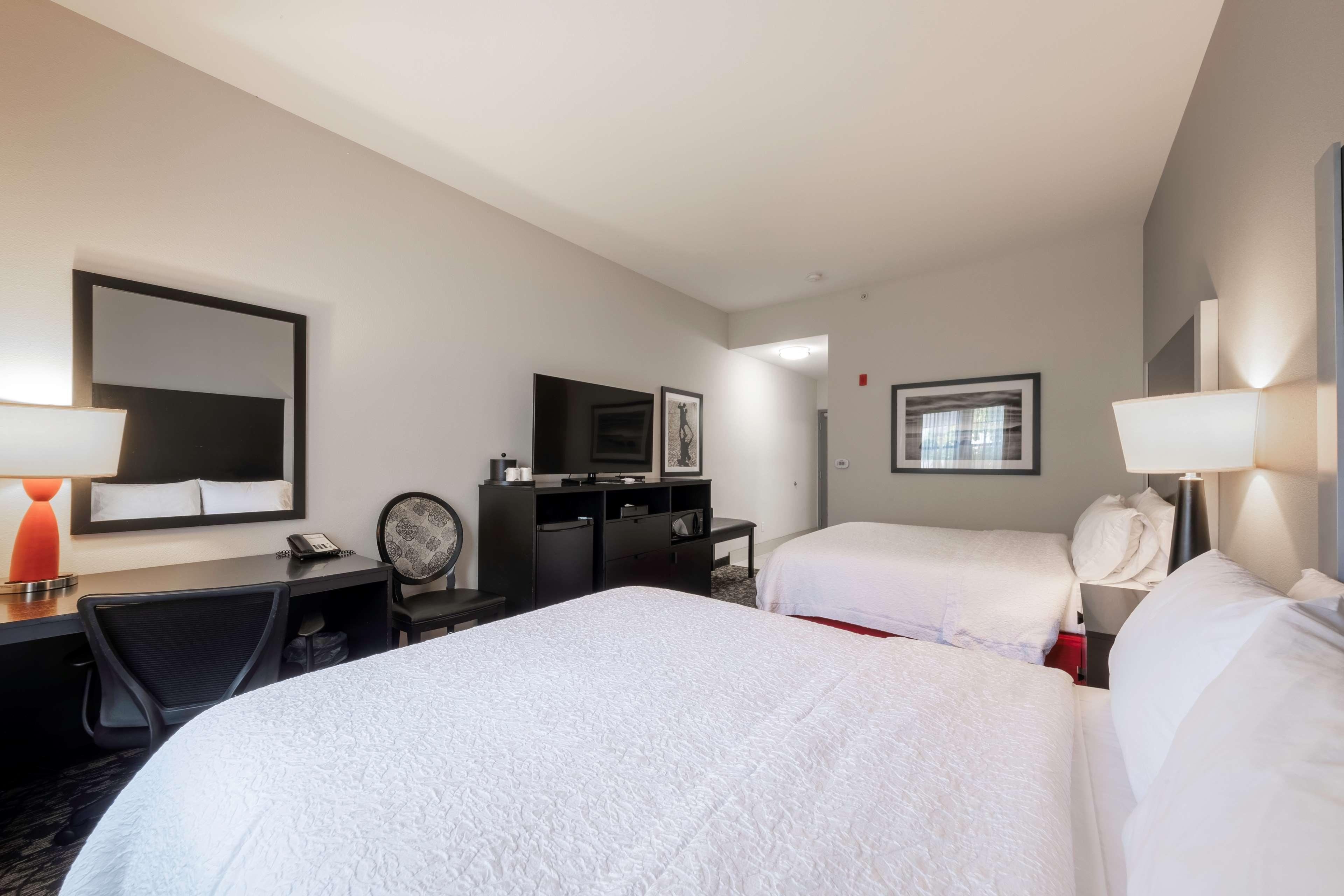 Hampton Inn & Suites Dupont Εξωτερικό φωτογραφία